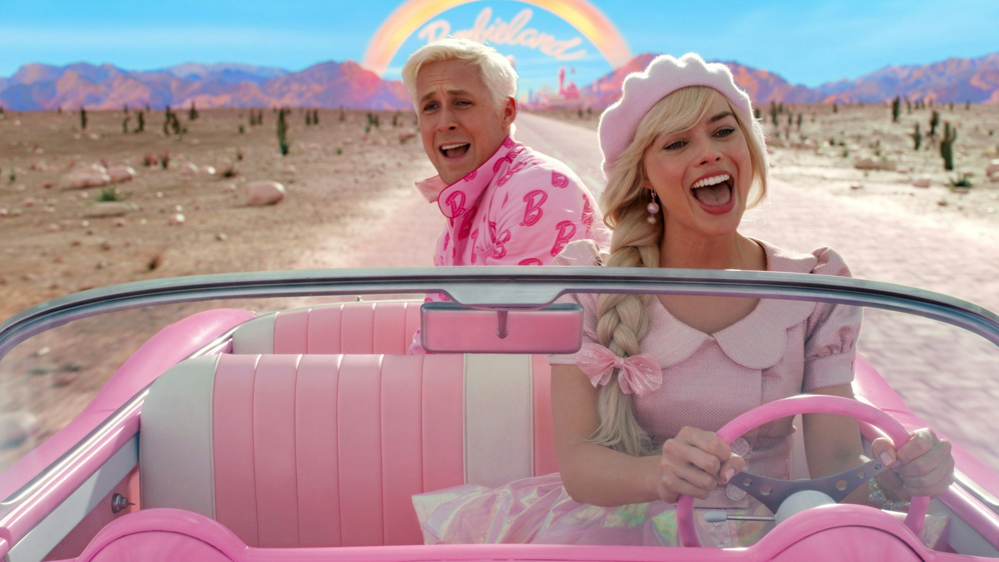 Ryan Gosling als Ken and Margot Robbie als Barbie in einer Szene der Films „Barbie“.
