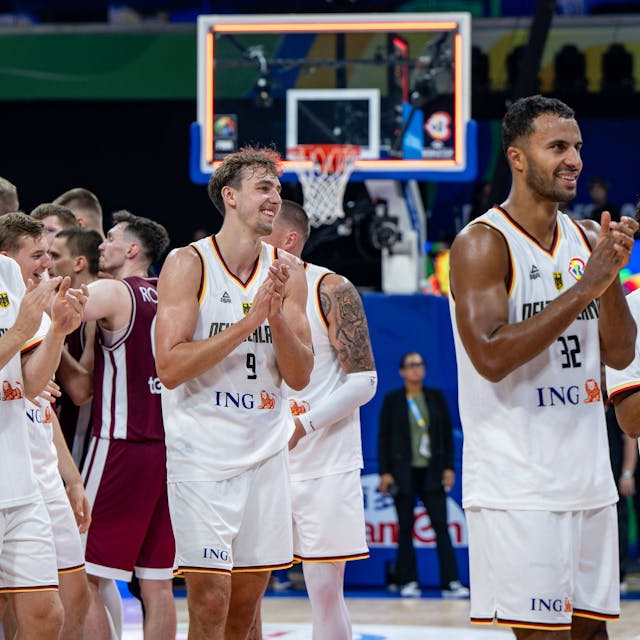 Spieler der deutschen Basketball-Nationalmannschaft jubeln in weißen Trikots nach dem Halbfinaleinzug.