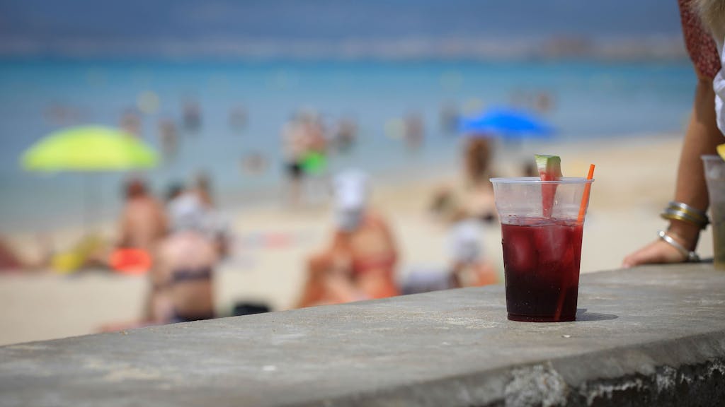 Ein Glas „Sangria“ steht am Strand Arenal an einem warmen Sommertag, hier im Juli 2023 in Palma.