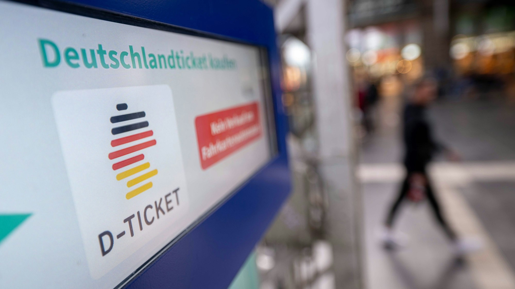 Ein Schild auf einem Bahnhof, mit dem Hinweis auf eine Verkaufsstelle für ein Deutschland-Ticket.