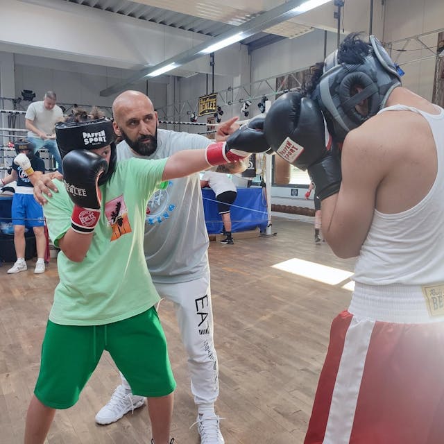 Bekim Hoxhaj (Mitte) veranstaltet am Samstag die Fight Night in der Ostermann-Arena. Hier trainiert er zwei junge Kämpfer.