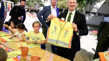 Volker Wissing (FDP), Bundesminister für Verkehr und Digitales, besucht die Auftaktveranstaltung der ADAC Stiftung Kampagne ·Sicher zu Fuß zur Schule· an der Berliner Grunewald-Grundschule und bemalt zusammen mit Schulkindern eine Warnweste.