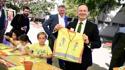 Volker Wissing (FDP), Bundesminister für Verkehr und Digitales, besucht die Auftaktveranstaltung der ADAC Stiftung Kampagne ·Sicher zu Fuß zur Schule· an der Berliner Grunewald-Grundschule und bemalt zusammen mit Schulkindern eine Warnweste.
