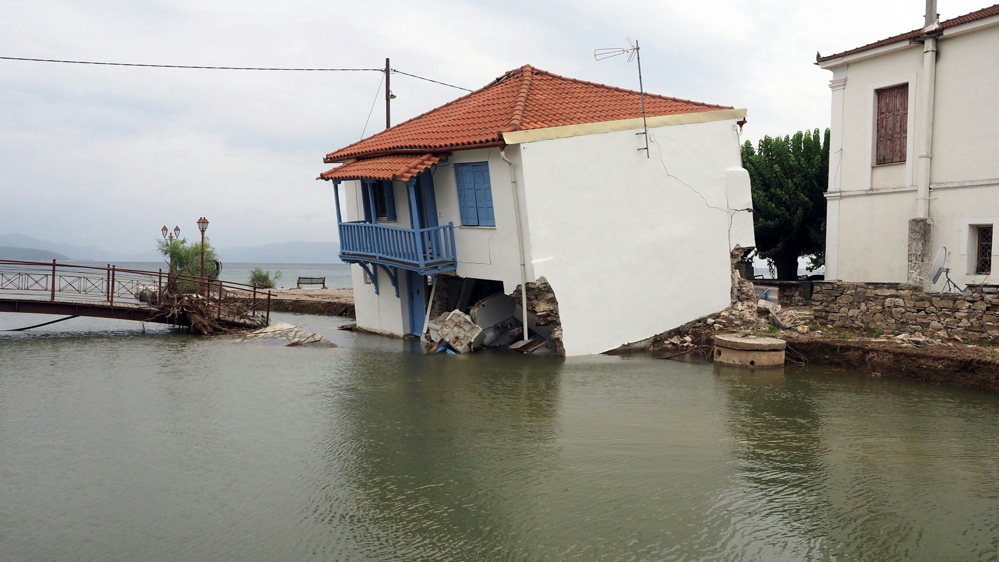 Ein Haus im griechischen Horto steht nach den massiven Regenfällen und dem Hochwachwasser schräg.