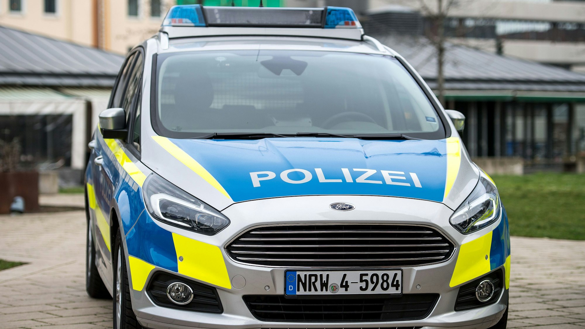 Ein Streifenwagen der Polizei Düsseldorf vom Typ Ford S-Max. Die Polizei in NRW tauscht die Dieselfahrzeuge gegen neue Mercedes Vito aus. (Archivbild)