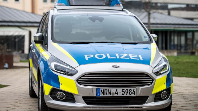 Ein Streifenwagen der Polizei Düsseldorf vom Typ Ford S-Max. Die Polizei in NRW tauscht die Dieselfahrzeuge gegen neue Mercedes Vito aus. (Archivbild)