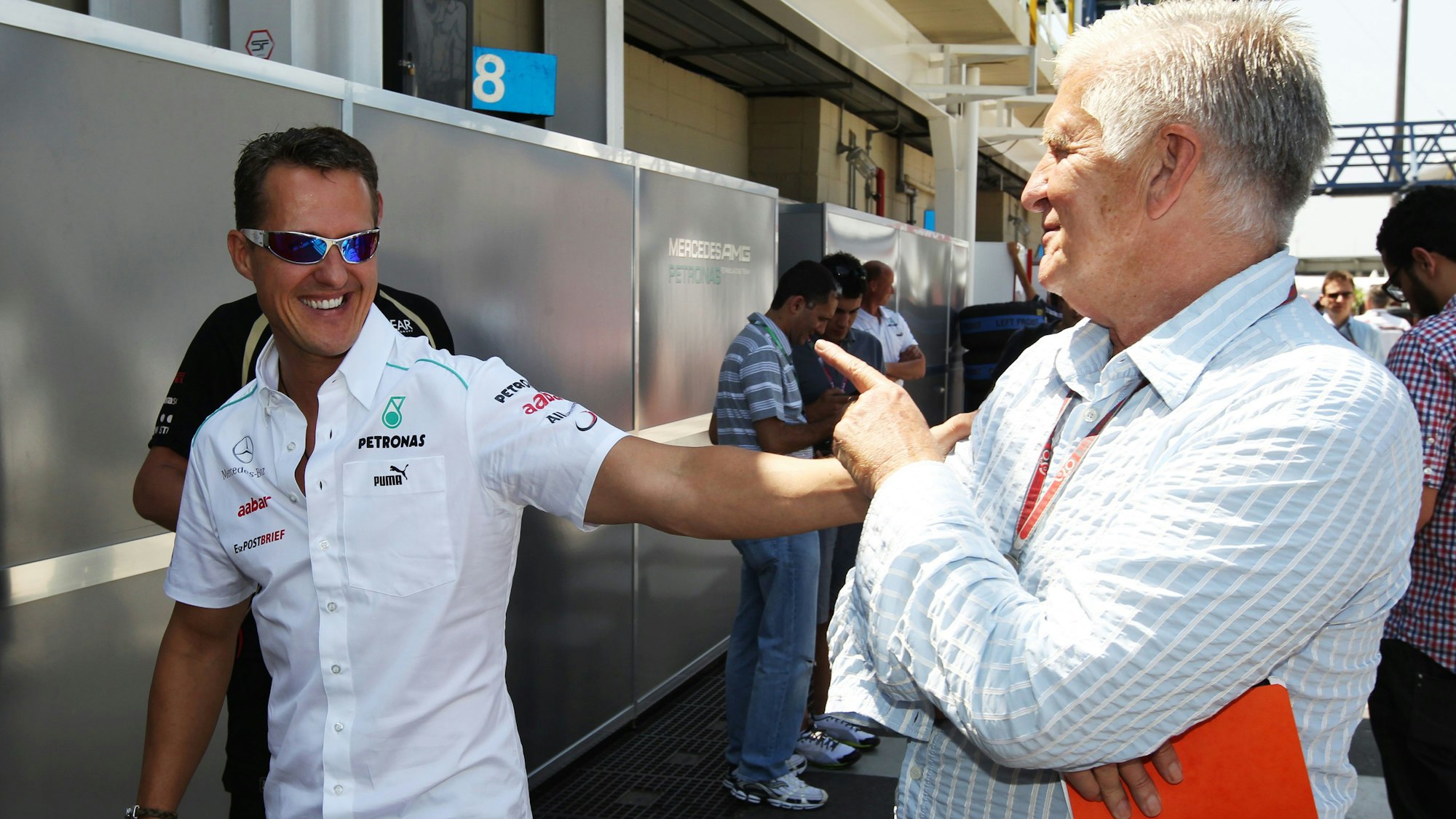 Michael Schumacher und Roger Benoit beim Großen Preis von Brasilien 2012.