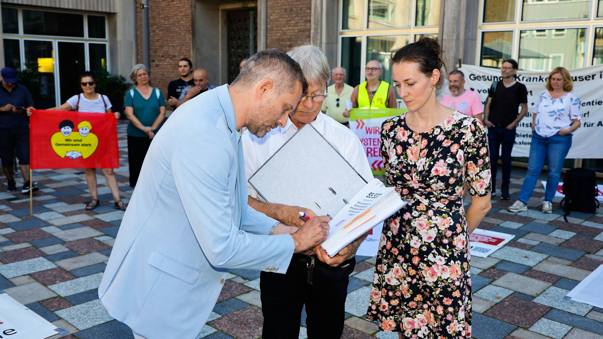 Dr. Ralf Unna (Ratsmitglied Grüne. Gesundheitspolitischer Sprecher.), Dr. Walther Klüwer (Inititator der Unterschriftensammlung) und Dr.Vanessa Fux (Initiatorin) auf dem Theo-Burauen-Platz in Köln.