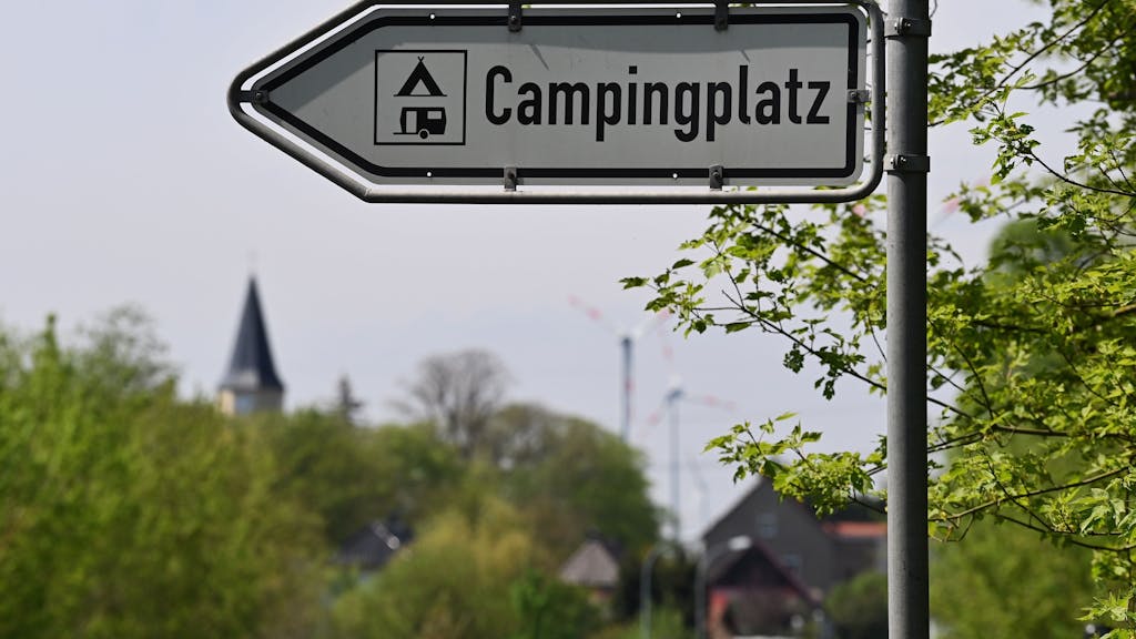 Ein Schild weist den Weg zum Campingplatz am Havelkanal, hier im Mai 2021 in Brandenburg.