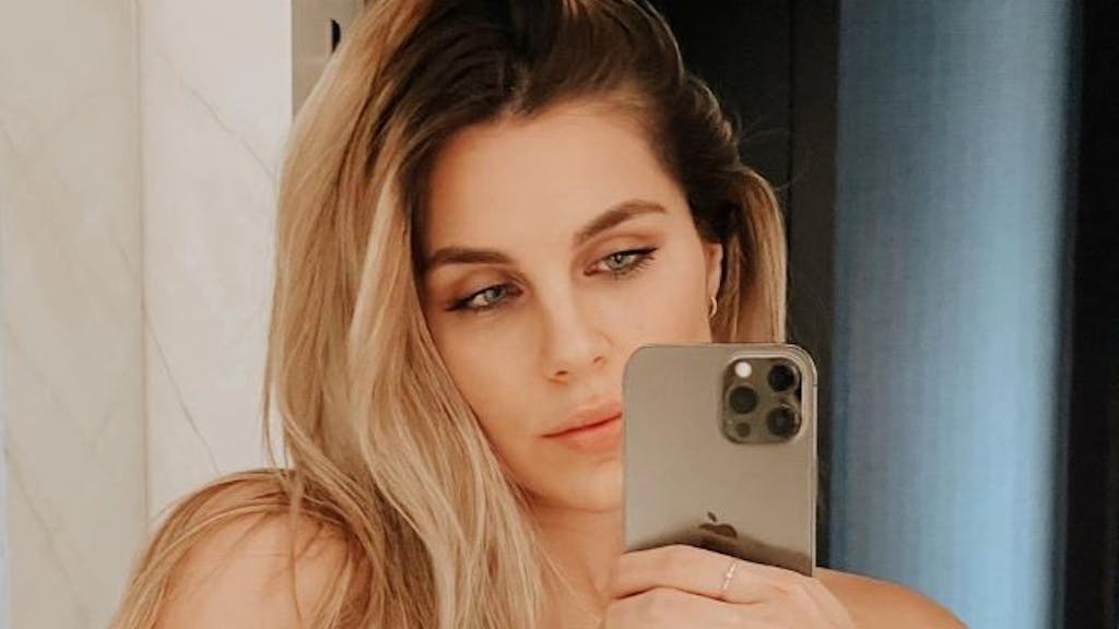 Ivana Icardi Rivero posiert für ein Spiegel-Selfie.
