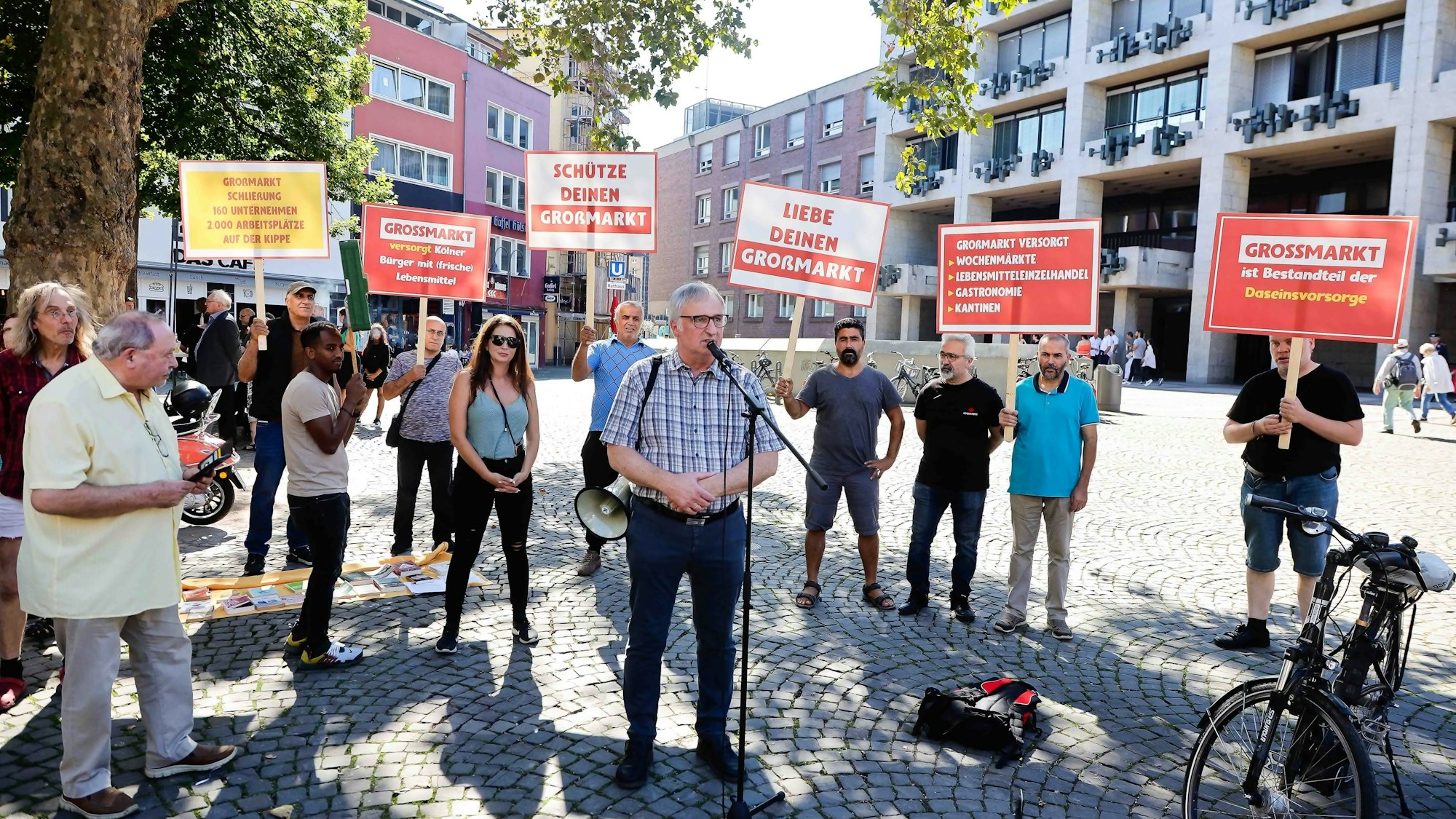Demo auf dem Alter Markt gegen die Pläne zum Grossmarkt Köln.