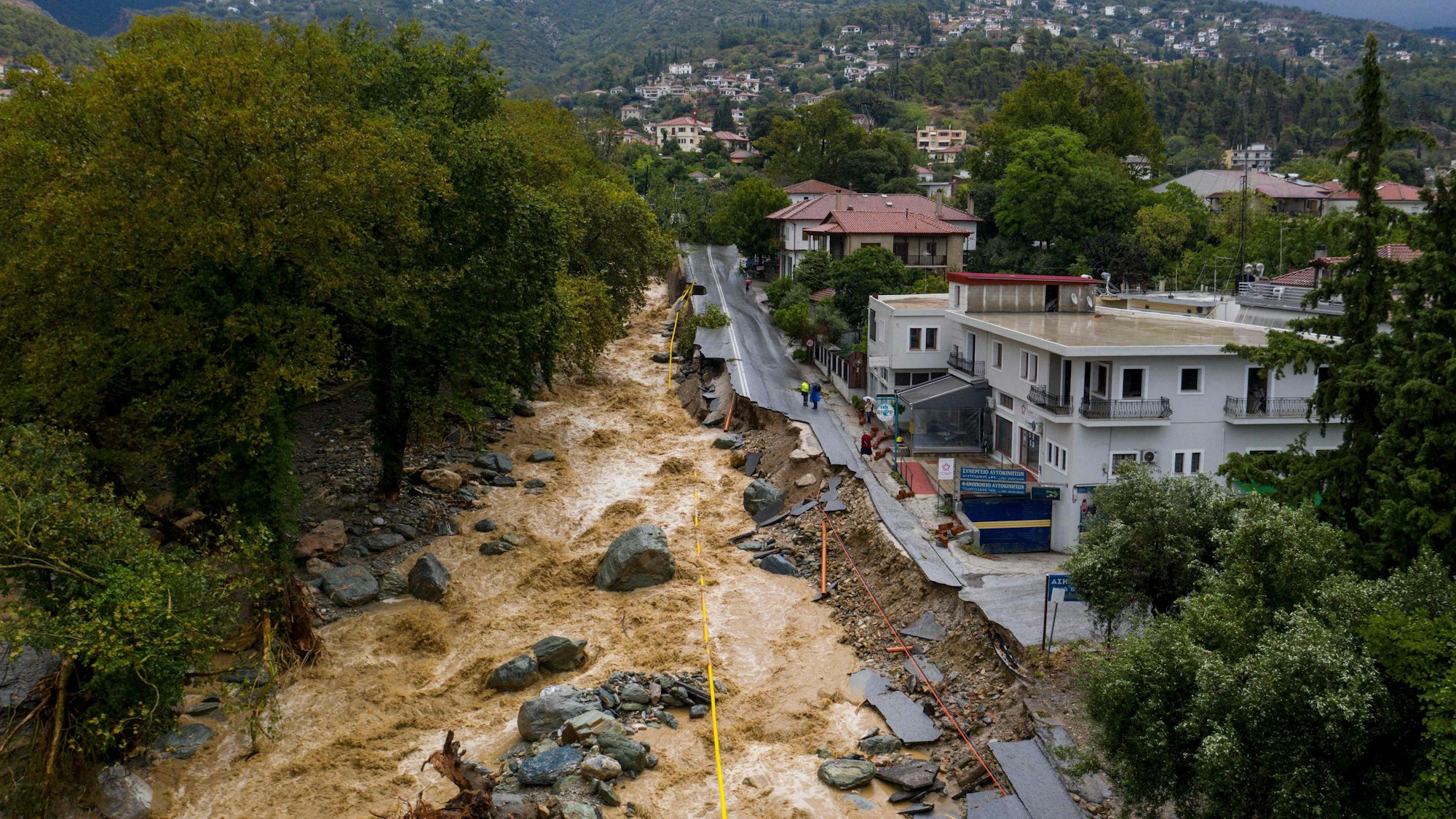 Blick auf Volos, Griechenland: Die Flut hat massiv Straßen und die Infrastruktur beschädigt.