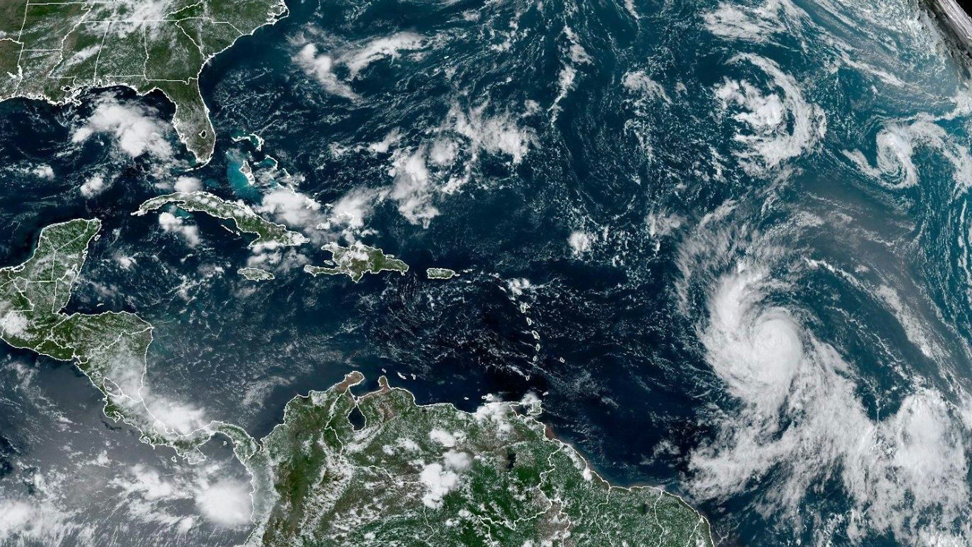 Das Satellitenbild der National Oceanic and Atmospheric Administration (NOAA) vom Donnerstag zeigt den Hurrikan „Lee“ (r) im zentralen tropischen Atlantik.