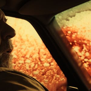 Franz Decker (Uwe Rohde) sitzt in seinem Auto und sieht schockiert dabei zu, wie ein dickflüssiger roter Regen auf seine Fensterscheiben prasselt.