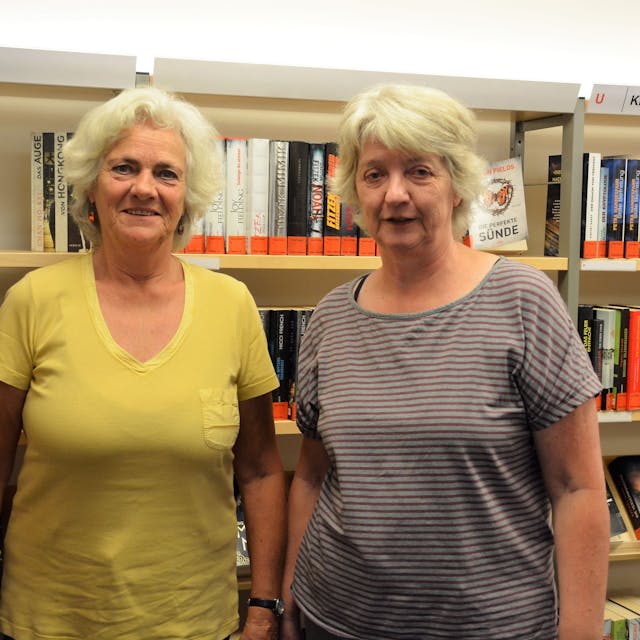 Zwei Frauen stehen vor Bücherregalen in der Stadtteilbibliothek Haus Balchem.