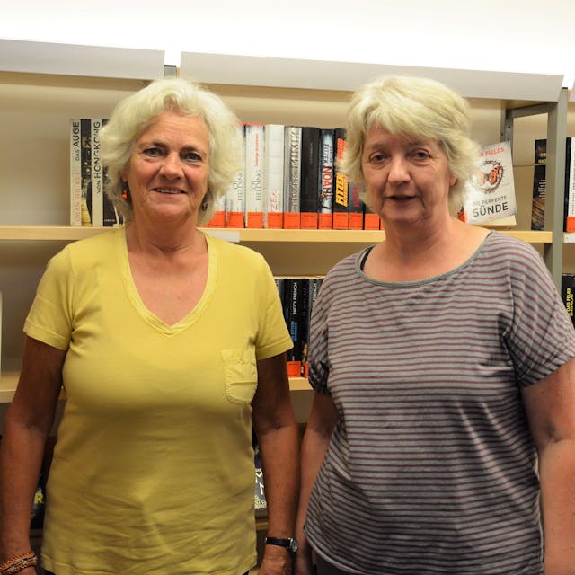 Zwei Frauen stehen vor Bücherregalen in der Stadtteilbibliothek Haus Balchem.