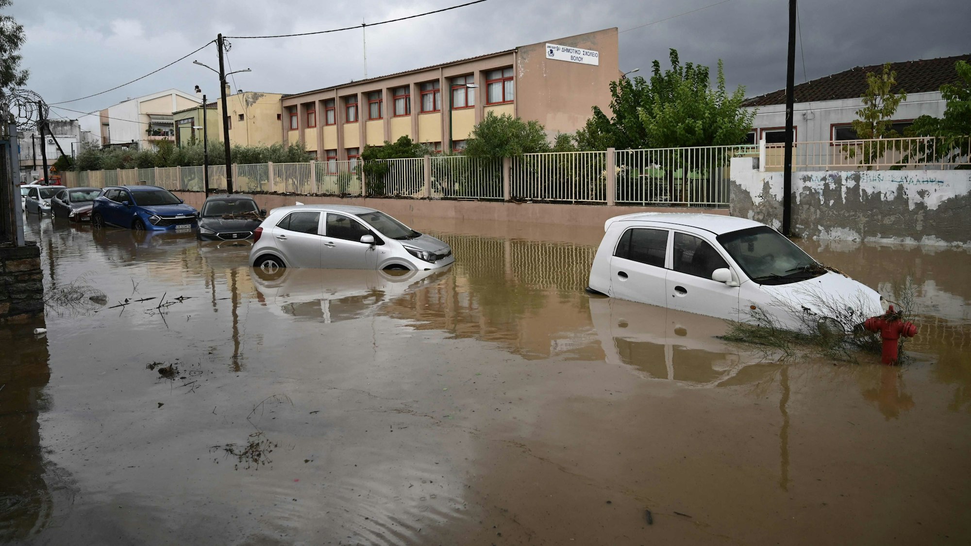 Zahlreiche Straßen sind im griechischen Volos überschwemmt worden, dutzende Autos wurden beschädigt.