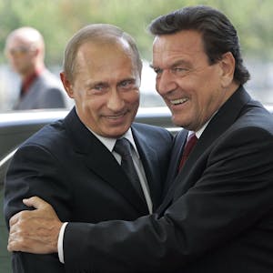 Der damalige Bundeskanzler Gerhard Schröder (r) und der russische Präsident Wladimir Putin begrüßen sich 2005 in Berlin (Archivfoto).