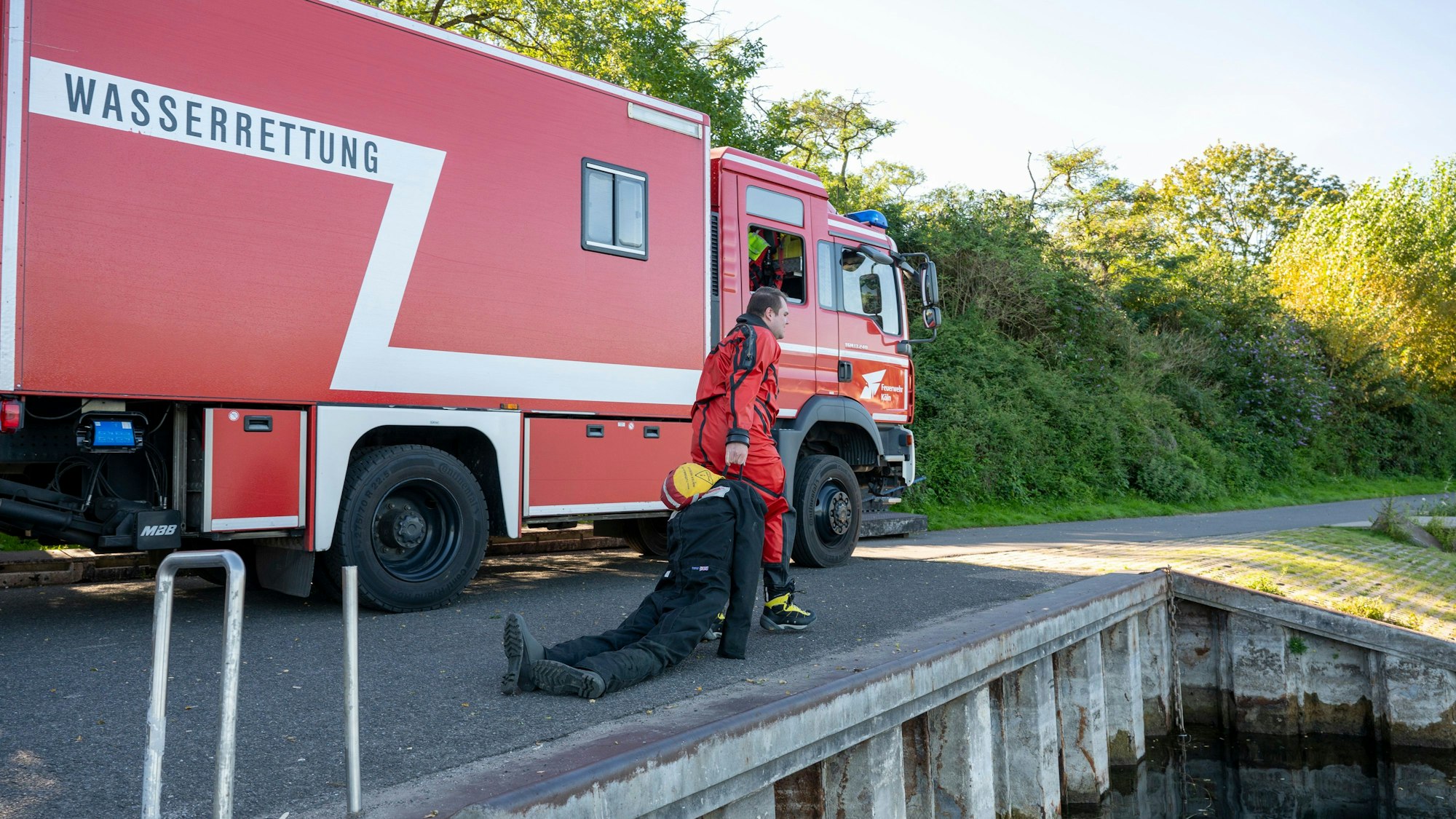 Rettungstaucher Marco Schwan schleppt die Übungspuppe zum See.