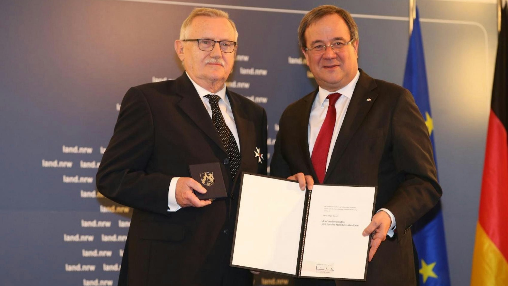 Der damalige Ministerpräsident Armin Laschet überreichte Edgar Moron 2017 den Verdienstorden des Landes NRW.