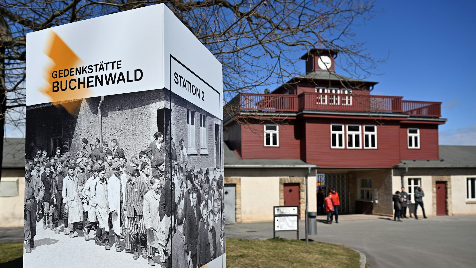 Der Eingang der KZ-Gedenkstätte Buchenwald. Nach Angaben der Gedenkstätte gibt es fast jede Woche Neonazi-Schmierereien, sie mahnte vor rechter Politik.