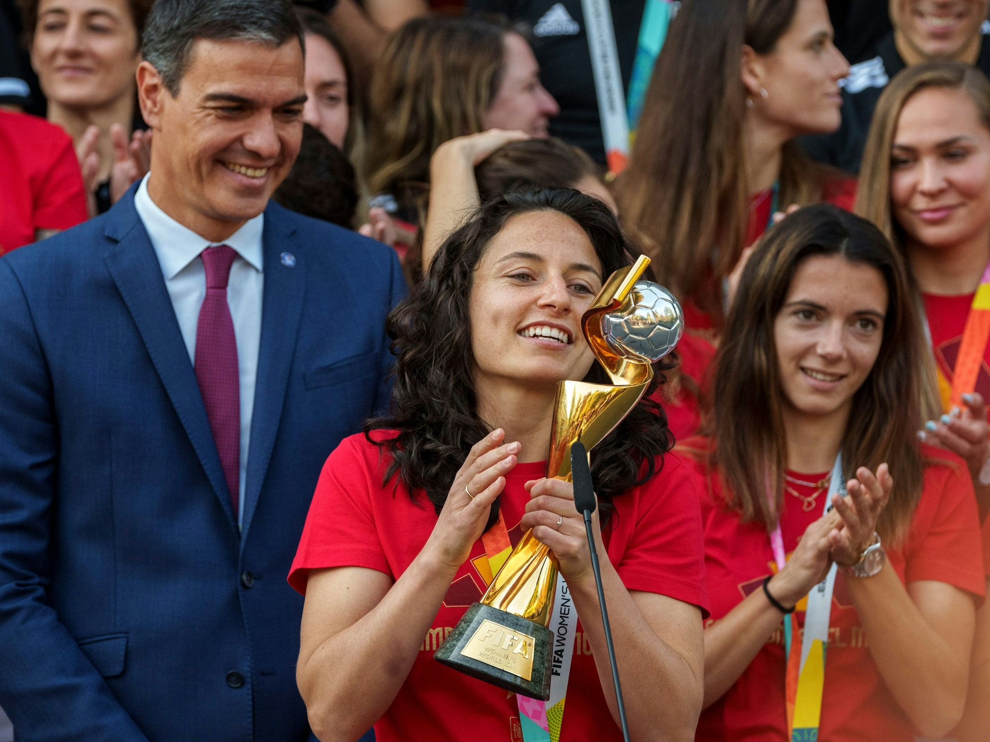 Spaniens Kapitänin Ivana Andrés hält bei einem Empfang in Madrid die WM-Trophäe in den Händen.