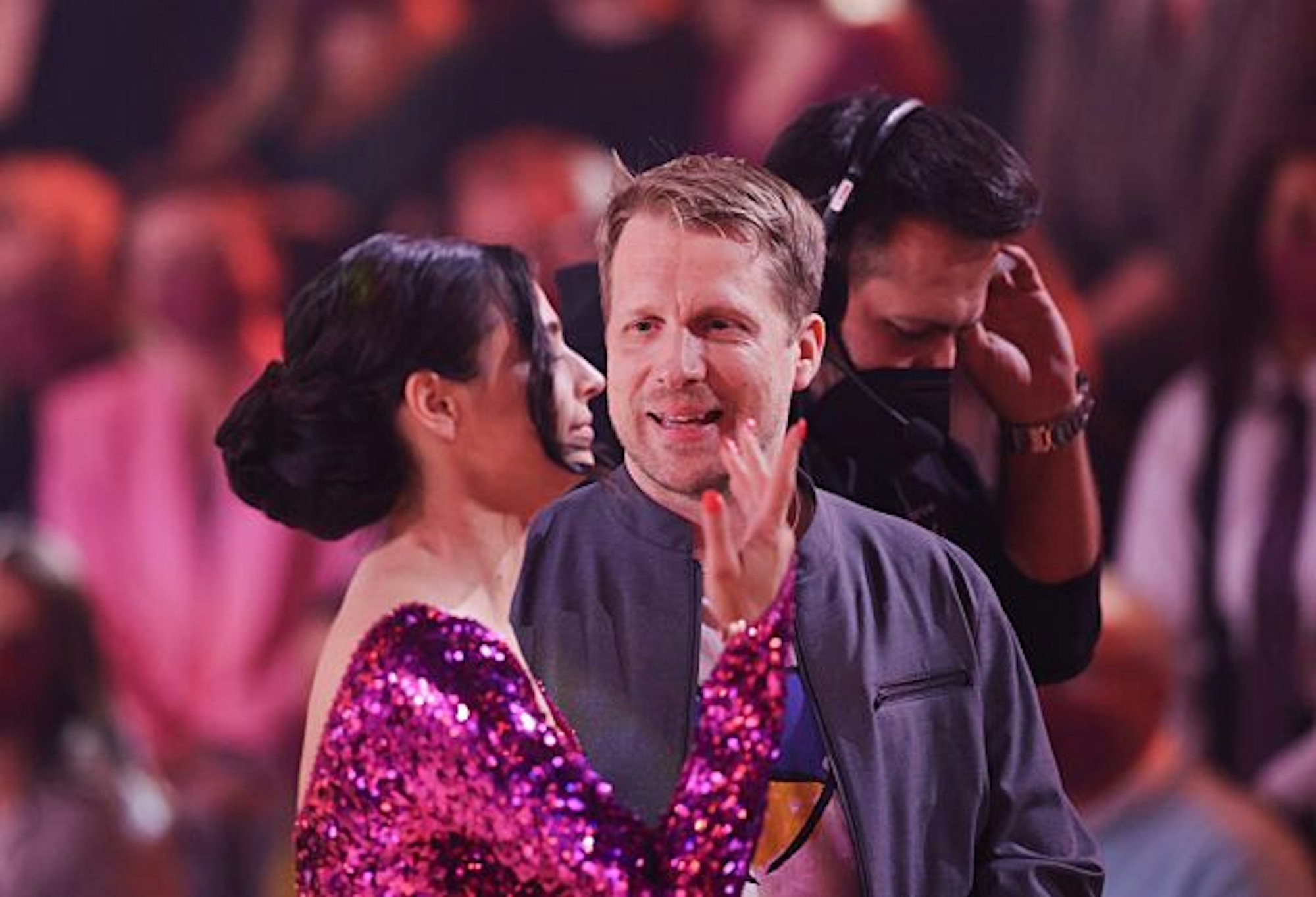 Oliver Pocher und seine Frau Amira Pocher unterhalten sich in der RTL-Tanzshow „Let's Dance“.