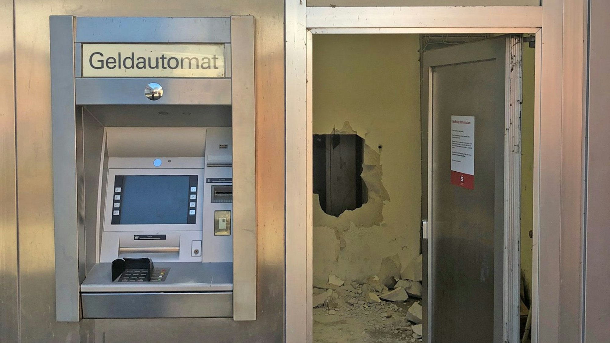 Durch eine Gipswand gelangten der oder die Täter in den Tresorraum des SB-Schalters der Sparkasse in der Peter-Grieß-Straße in Flittard.