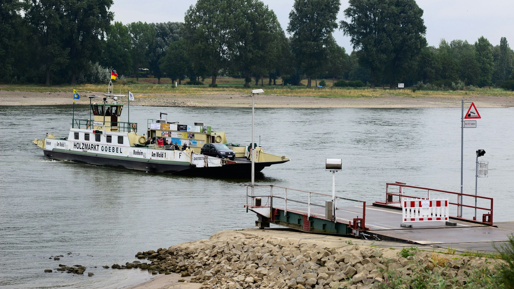 Die Rheinfähre „Fritz Middelanis“ im Kölner Norden verkehrt wegen eines Defekts bereits seit einer Woche nicht.