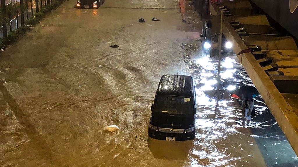Blick auf eine überschwemmte Straße, nachdem das heftige Unwetter Hongkong getroffen hat.