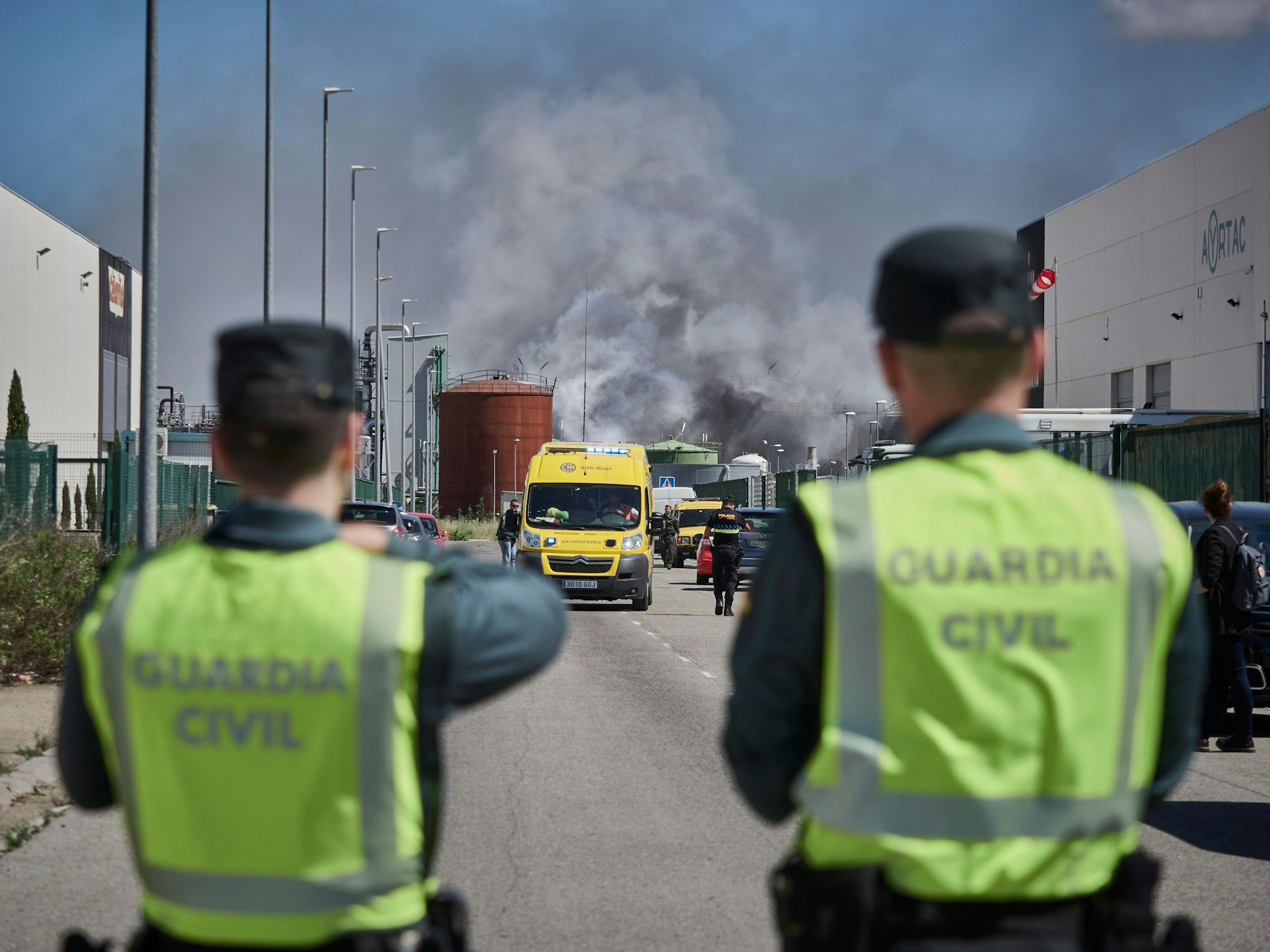 Beamte der Guardia Civil sind in der Nähe einer Biodiesel-Fabrik nach einer Explosion im Einsatz, hier im Mai 2022 in Calahorra (Spanien).