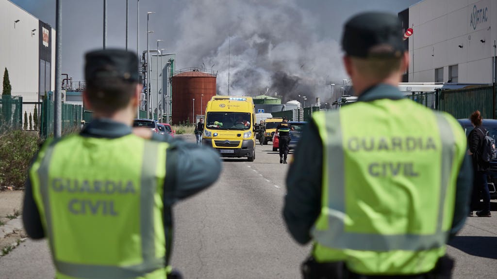 Beamte der Guardia Civil sind in der Nähe einer Biodiesel-Fabrik nach einer Explosion im Einsatz, hier im Mai 2022 in Calahorra (Spanien).