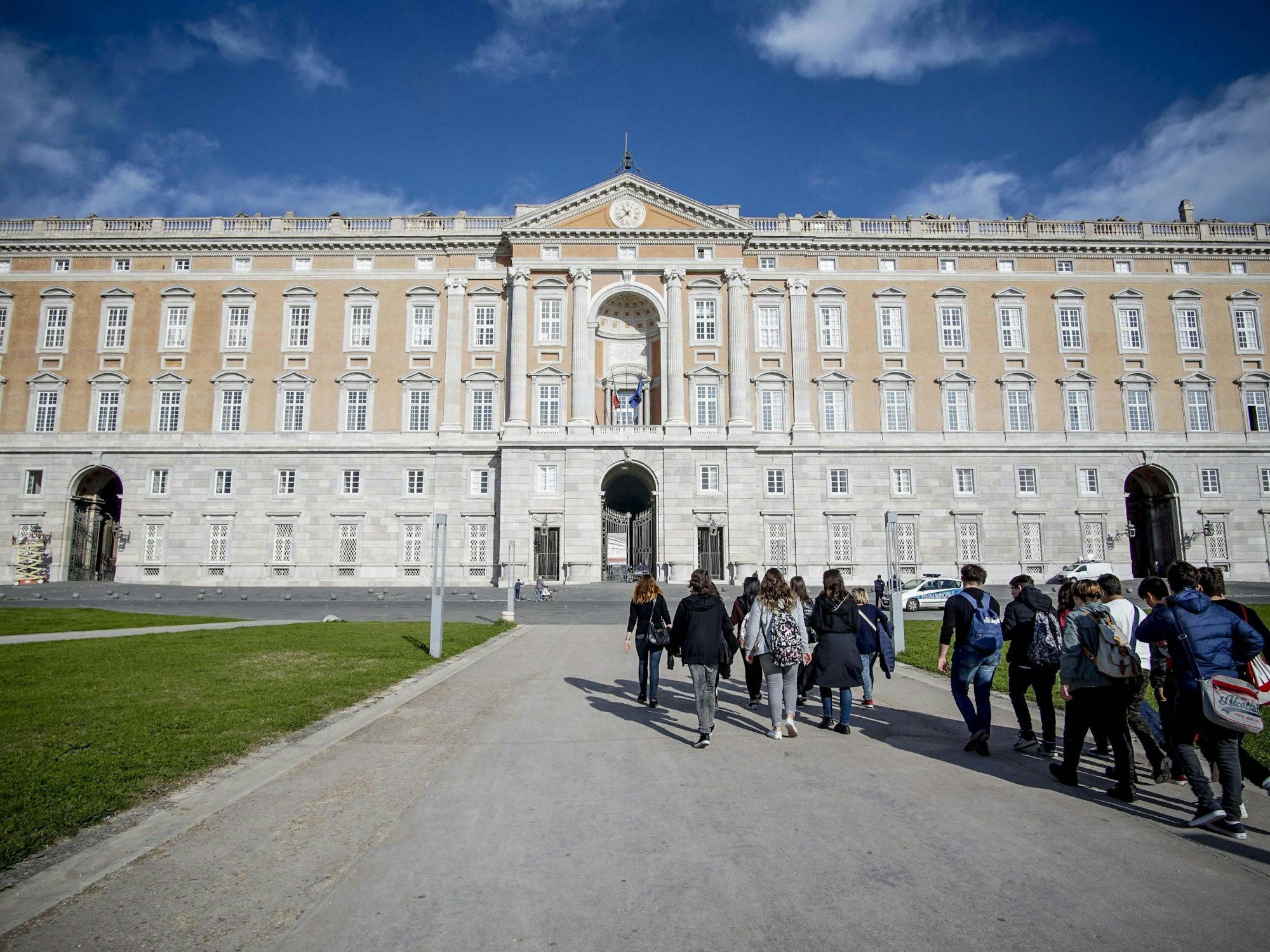 Besucherinnen und Besucher vor dem Palast von Caserta in Italien, hier im November 2016.