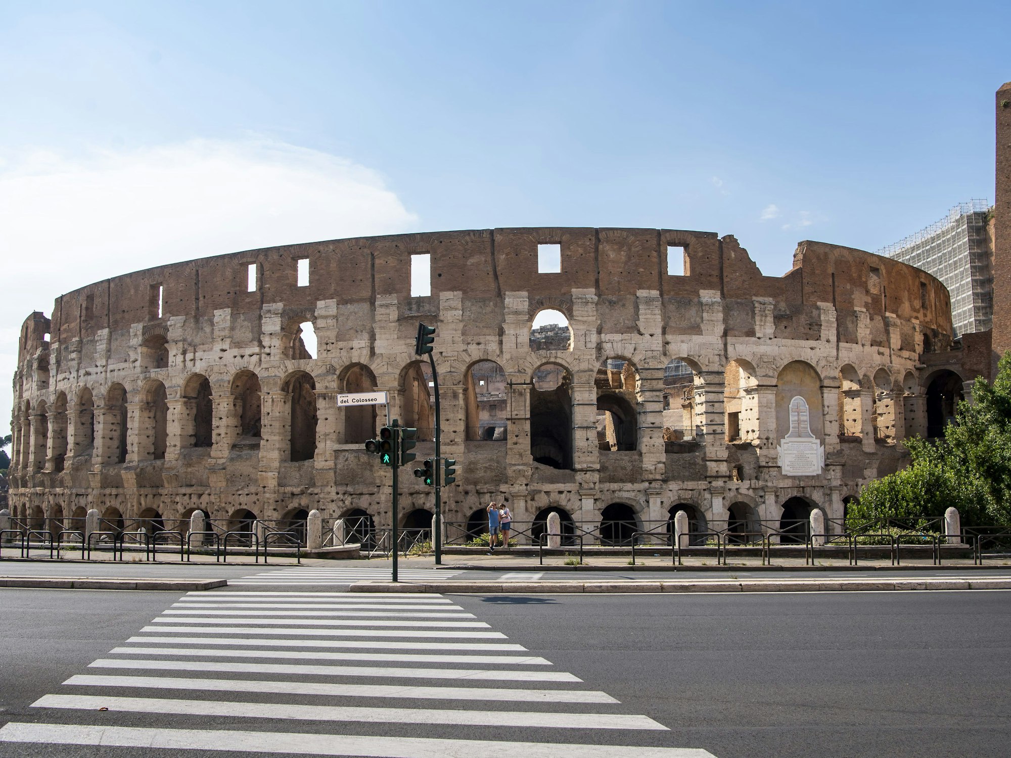 Menschen spazieren vor dem Kolosseum in Rom, hier im Juni 2021.