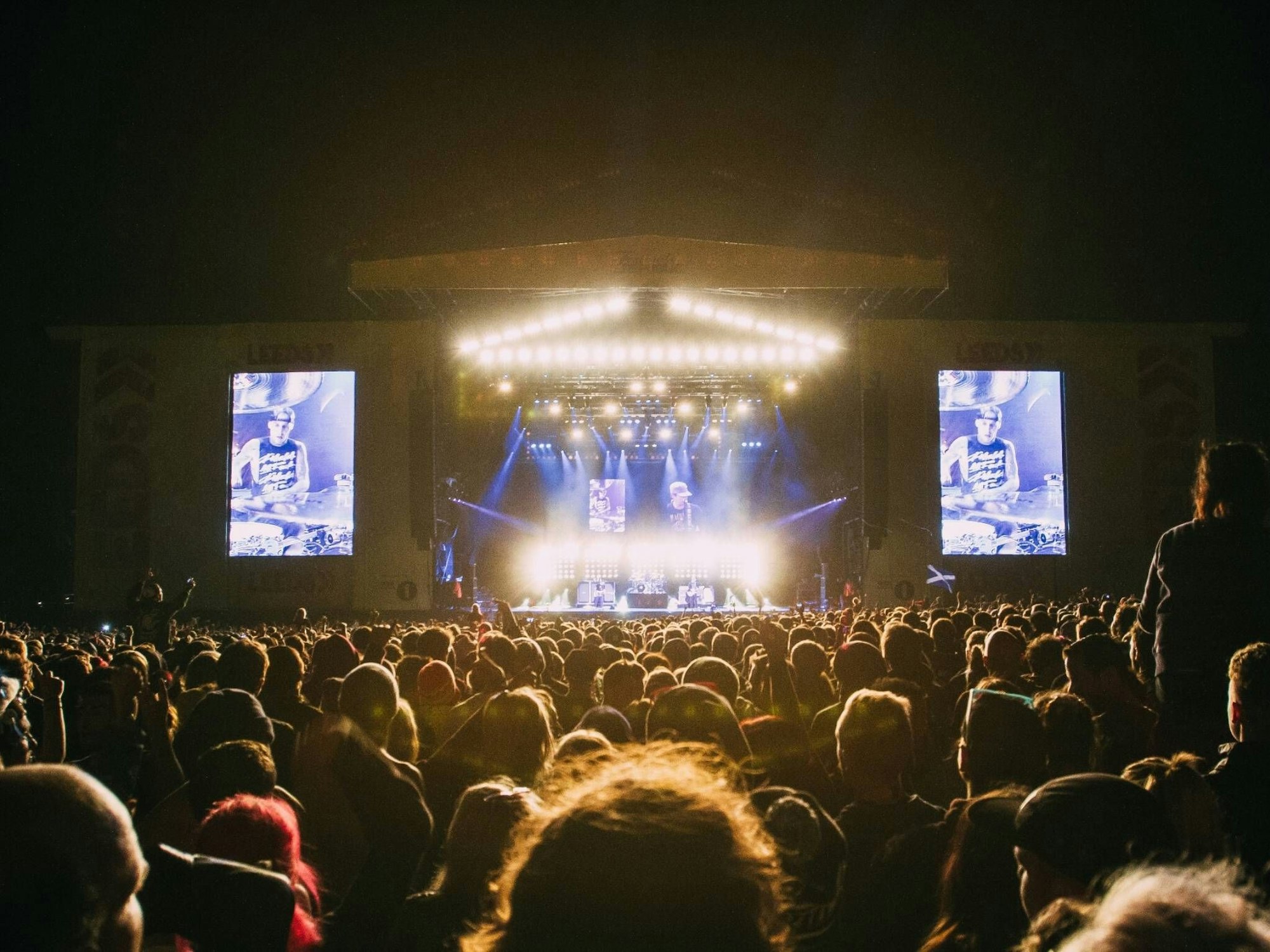 Hunderte Menschen stehen auf dem Leeds Festival vor der Bühne, auf der Blink-182 performt.