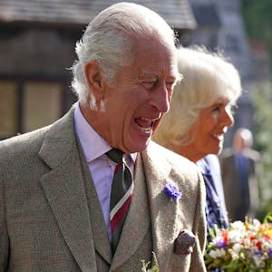 König Charles III. (l-r) und Königin Camilla treffen nach einem Gottesdienst anlässlich des ersten Todestages von Königin Elisabeth II. mit Mitarbeitern des Anwesens und der Öffentlichkeit zusammen, als sie die Pfarrkirche von Crathie in der Nähe von Balmoral verlassen.