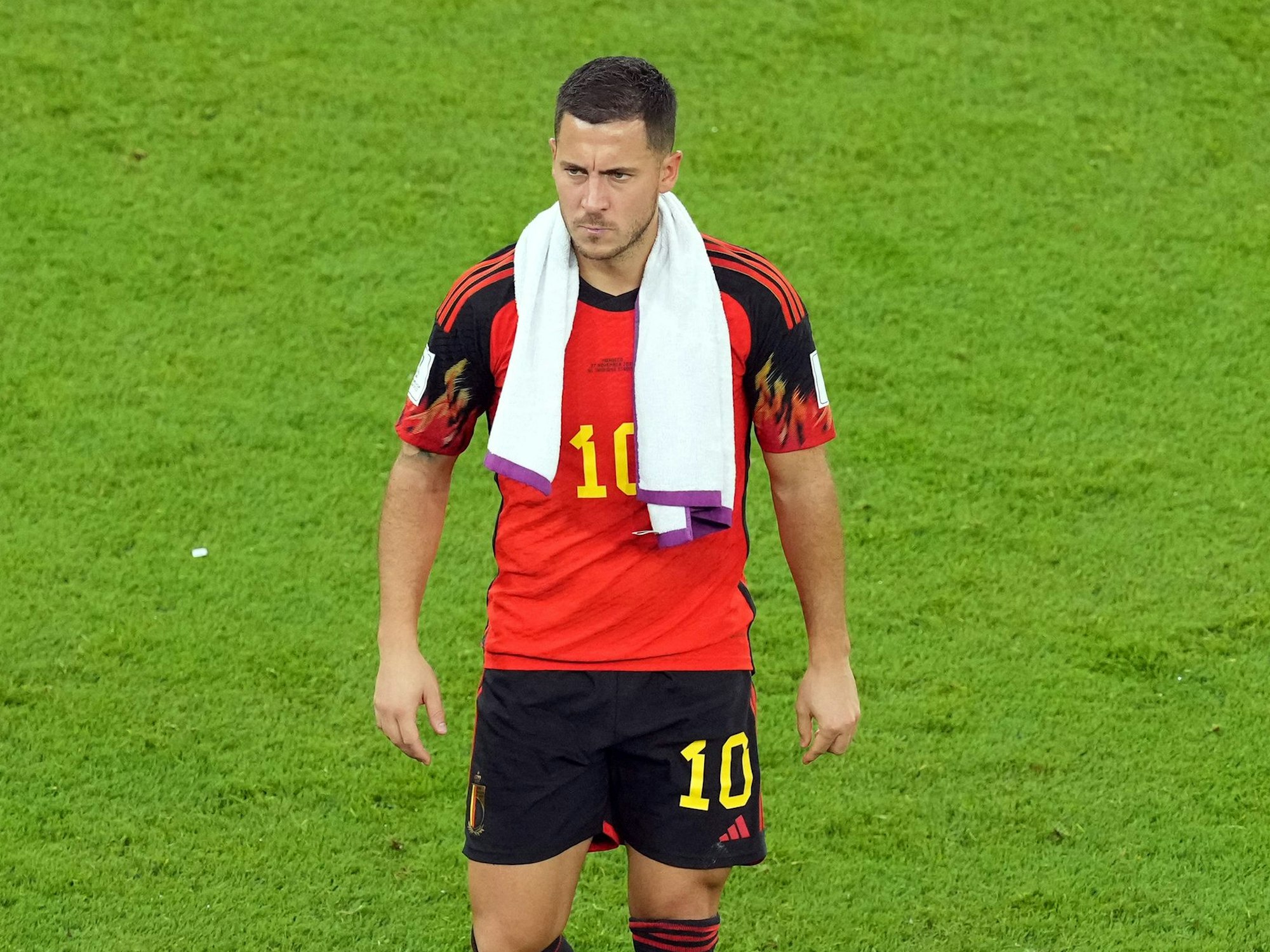 Belgiens Eden Hazard geht nach dem Spiel über den Rasen.