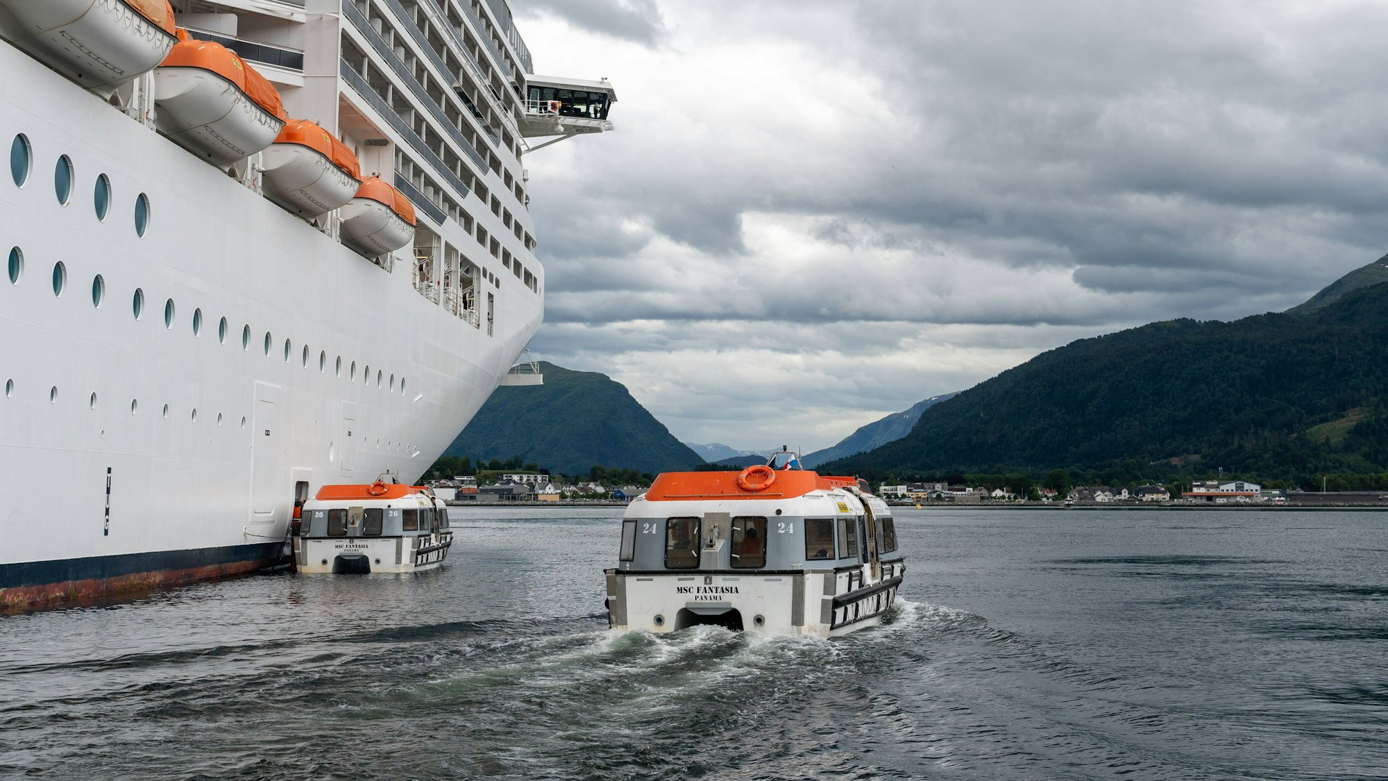 Tenderboot oder Rettungsboot als Fähre zwischen dem Kreuzfahrtschiff MSC Fantasia und Nordfjordeid in Norwegen.