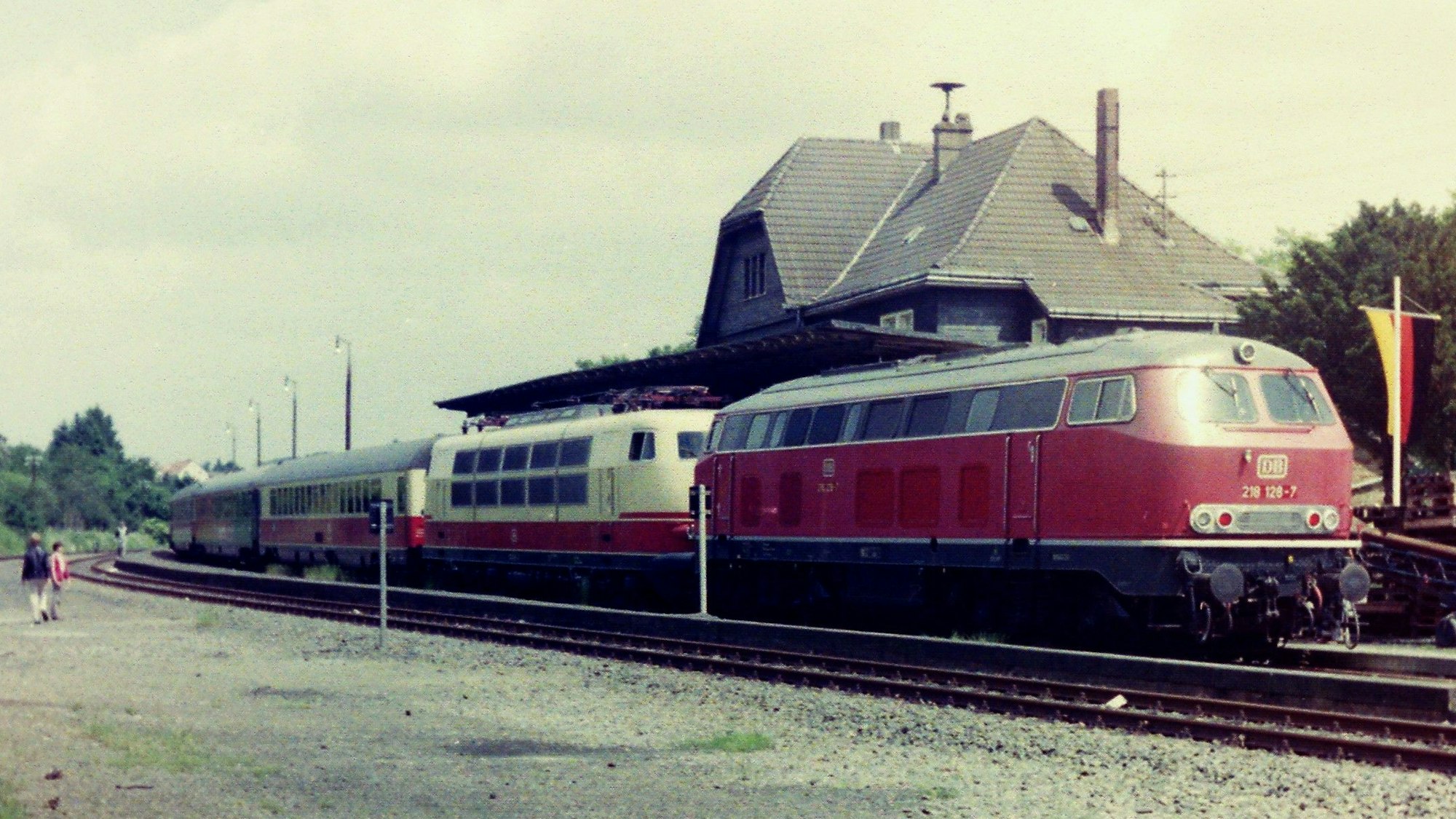 Ein einziges Mal, nämlich 1978, stoppte am Waldbröler Bahnhof auch ein Intercity. Damals war das ein Spektakel, heute ist dieses Foto von Jörg Seidel ein Teil der Ausstellung zum „Tag des offenen Denkmals“.