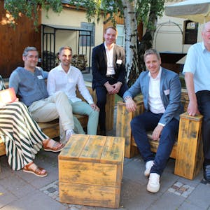 Moderatorin Magdalena Goreck (v.l.), Hendrik Dockhorn, Jan Baum, Christian Laudenberg, Markus Ramers und Rolf Ramacher sitzen im Außenbereich der Burg Flamersheim.