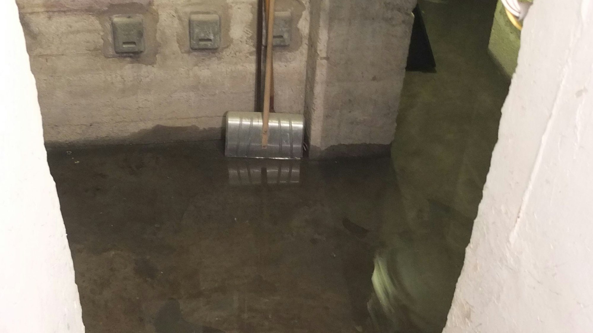 Im Keller eines Hauses steht Wasser.
