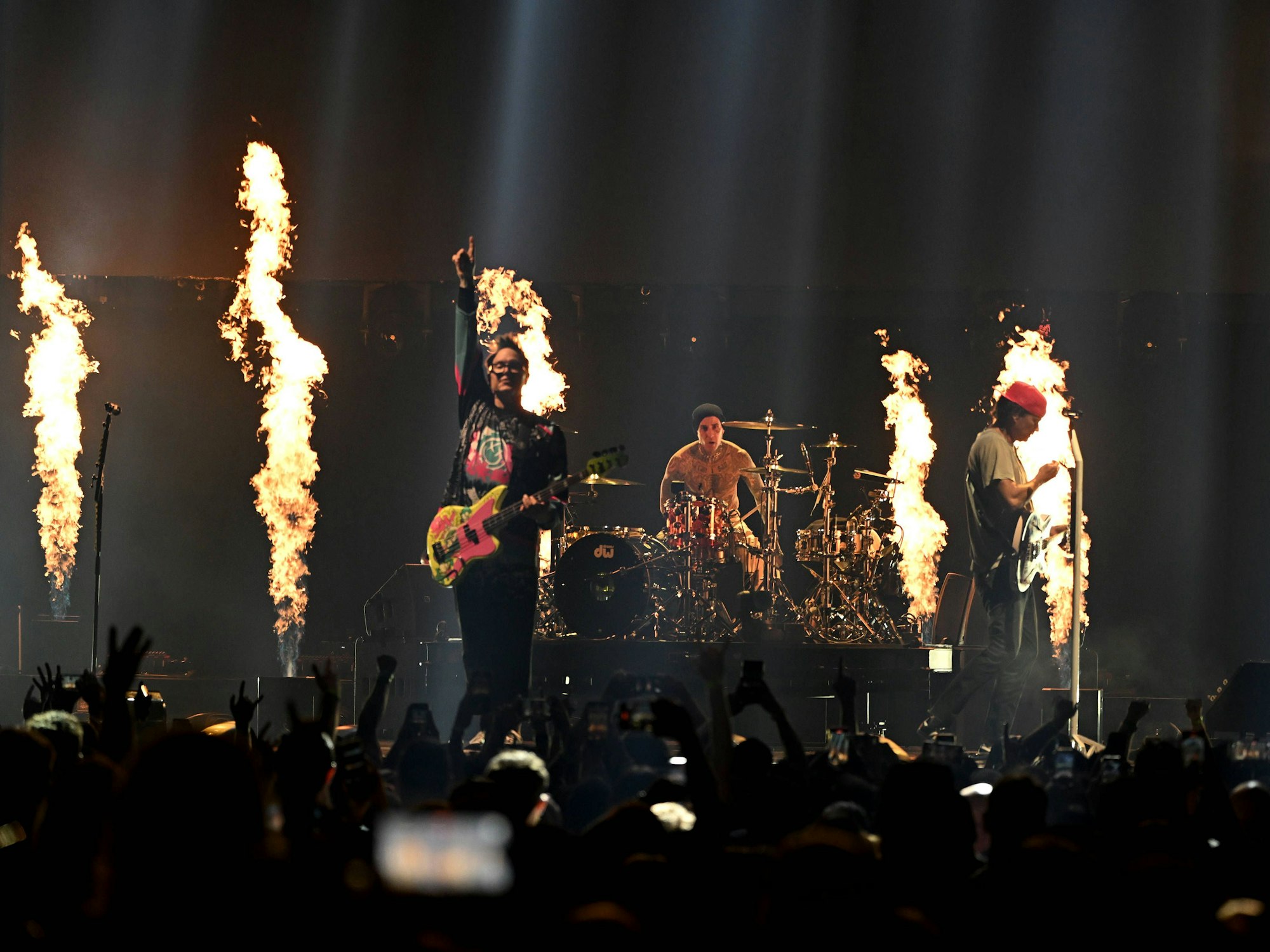 Blink-182 performt mit Feuerfontänen im Hintergrund ein Konzert in Florida.