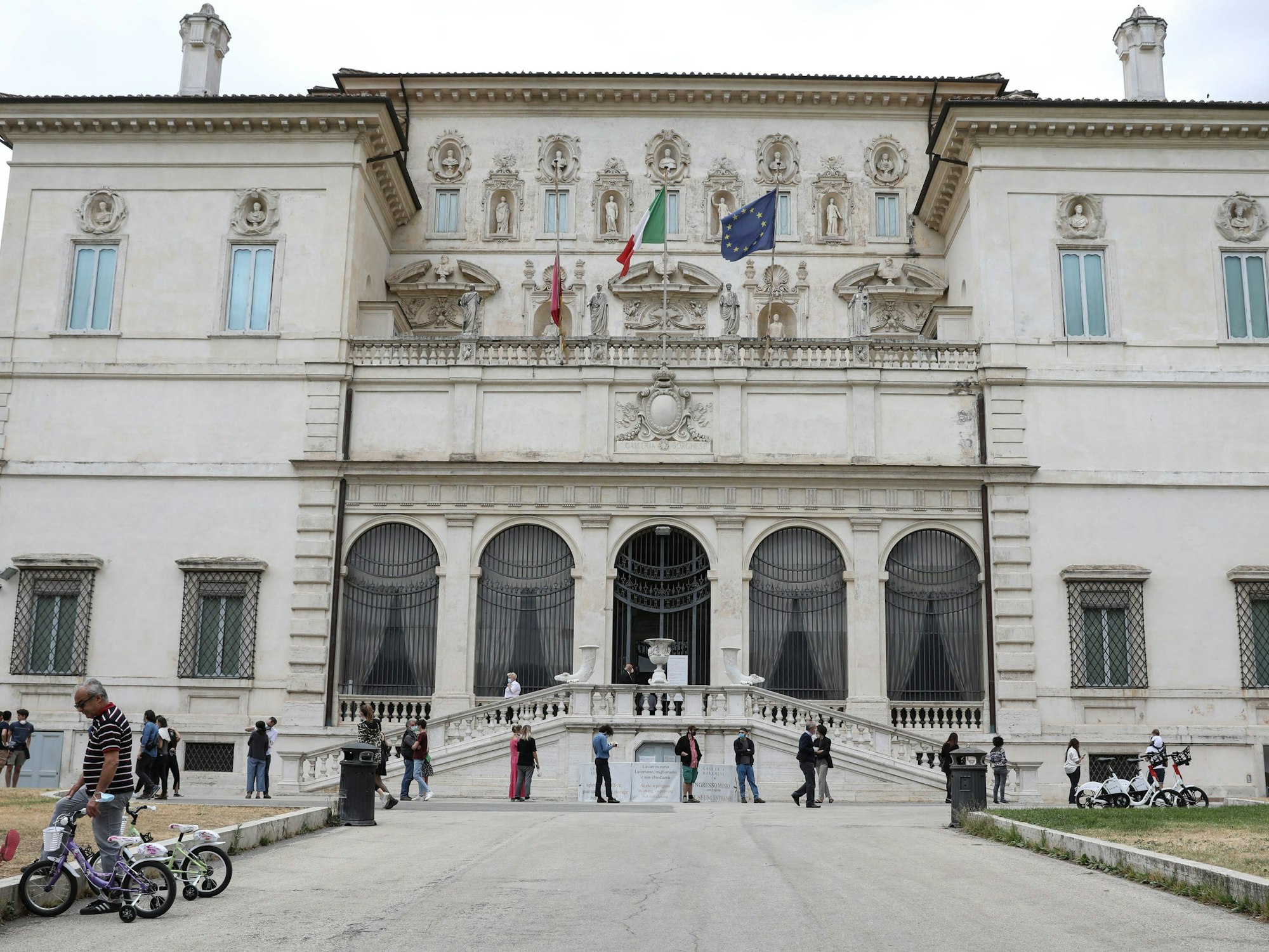 Besucher und Besucherinnen stehen Schlange, um die Galleria Borghese in Rom (Italien) zu betreten, hier im Mai 2020.