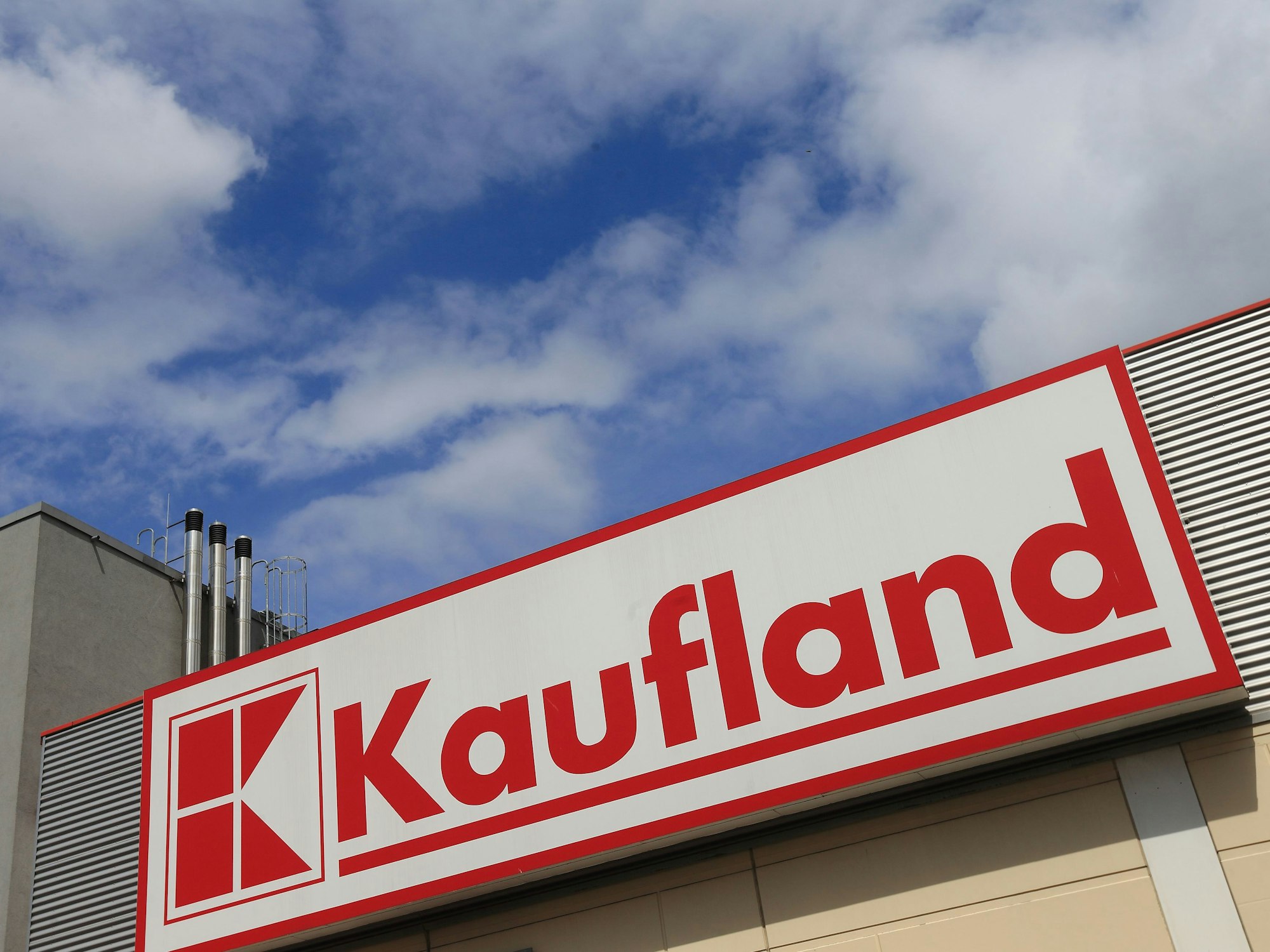 Das Logo von Kaufland an einer Filiale der Supermarktkette, hier im Juli 2015 in Magdeburg.