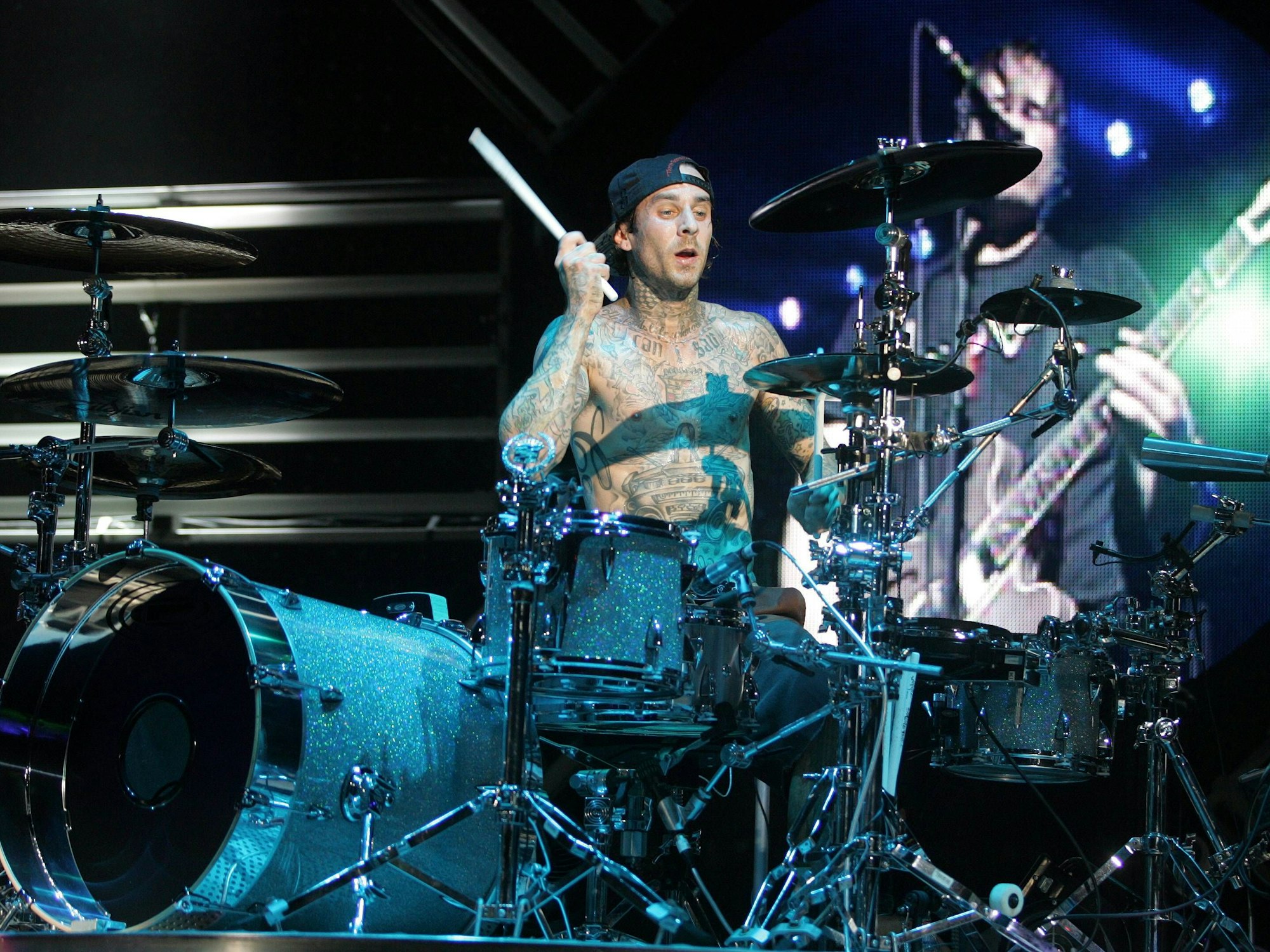 Blink-182-Mitglied Travis Barker spielt Schlagzeug auf einem Konzert in Florida.