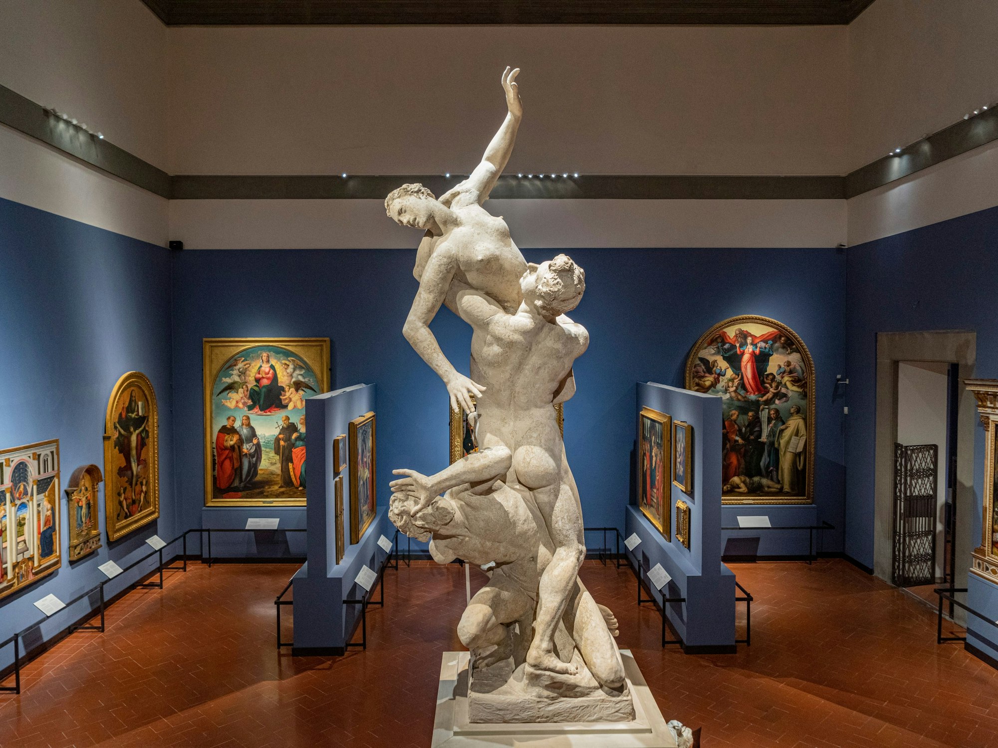 Die Statue „Entführung der Sabinerinnen“ von Giovanni da Bologna, genannt Giambologna (M) in der Halle des Kolosses in der Galleria dell’Accademia in Florenz, hier im Oktober 2022.