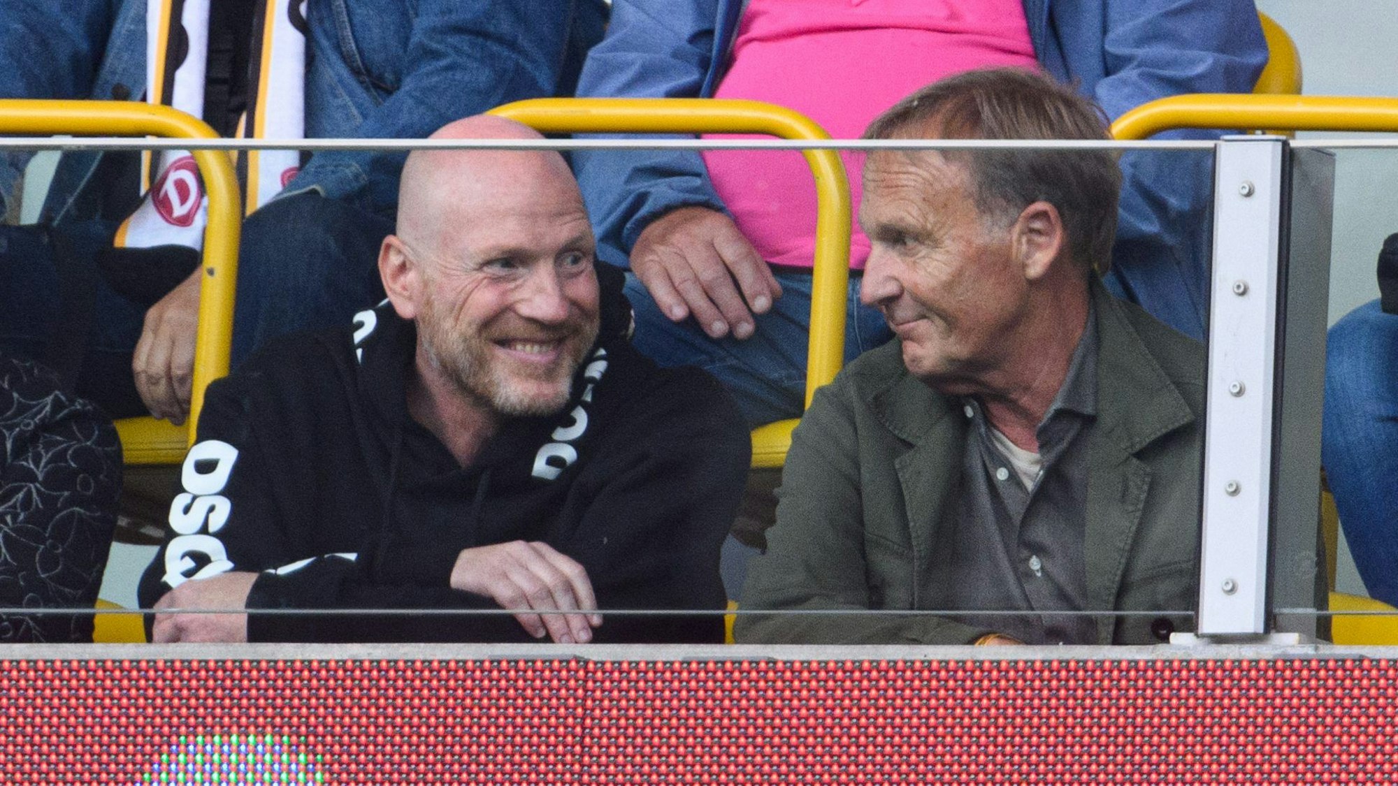 Berater Matthias Sammer (l) und Dortmunds Geschäftsführer Hans-Joachim Watzke verfolgen das Spiel von der Tribüne aus.