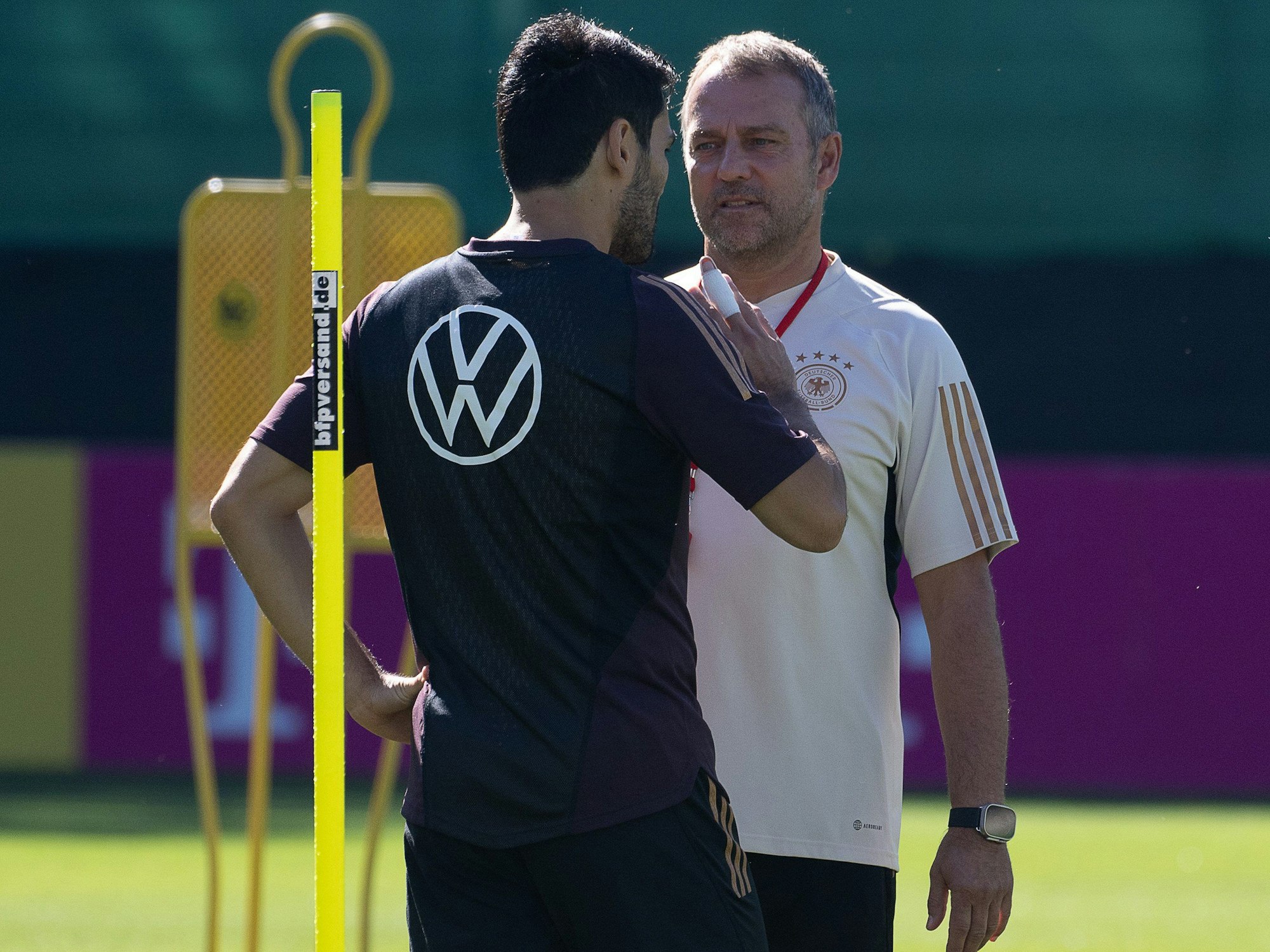 Bundestrainer Hansi Flick (r) spricht mit Nationalspieler Ilkay Gündogan.