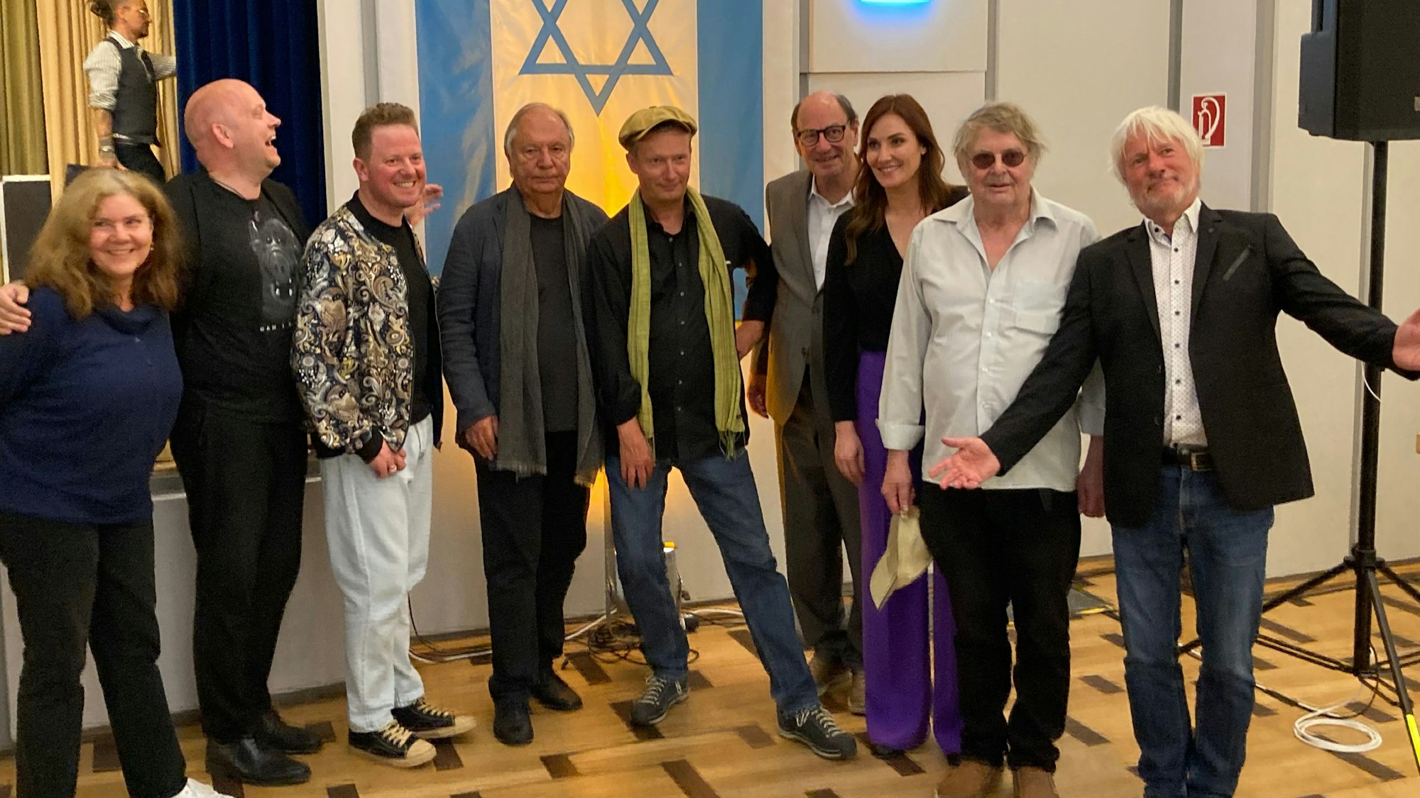 Künstler und Organisatoren des Kabarettabends im Saal der Synagogengemeinde.