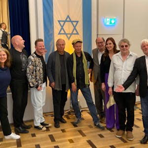 Künstler und Organisatoren des Kabarettabends im Saal der Synagogengemeinde.